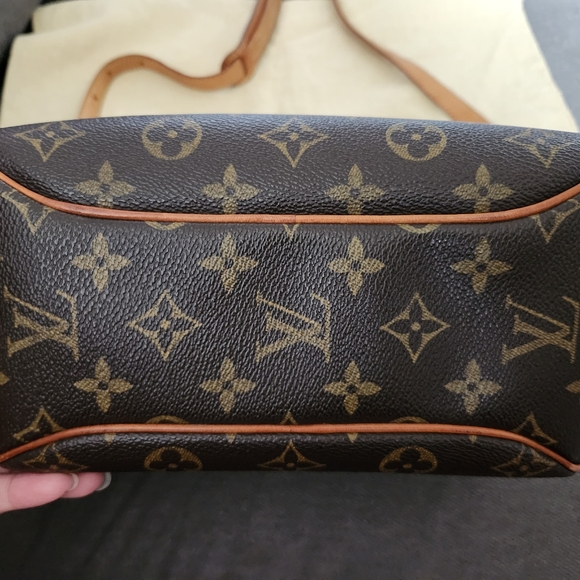 Louis Vuitton Blois Crossbody - Picture 2 of 16
